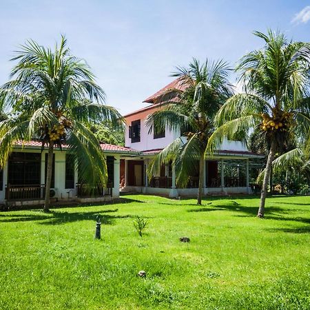 Terap Inn Kampong Raja Экстерьер фото